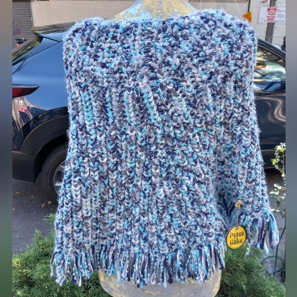 Shawl Cape w/Bow & Fringe💙🤍 - Picture 2 of 4